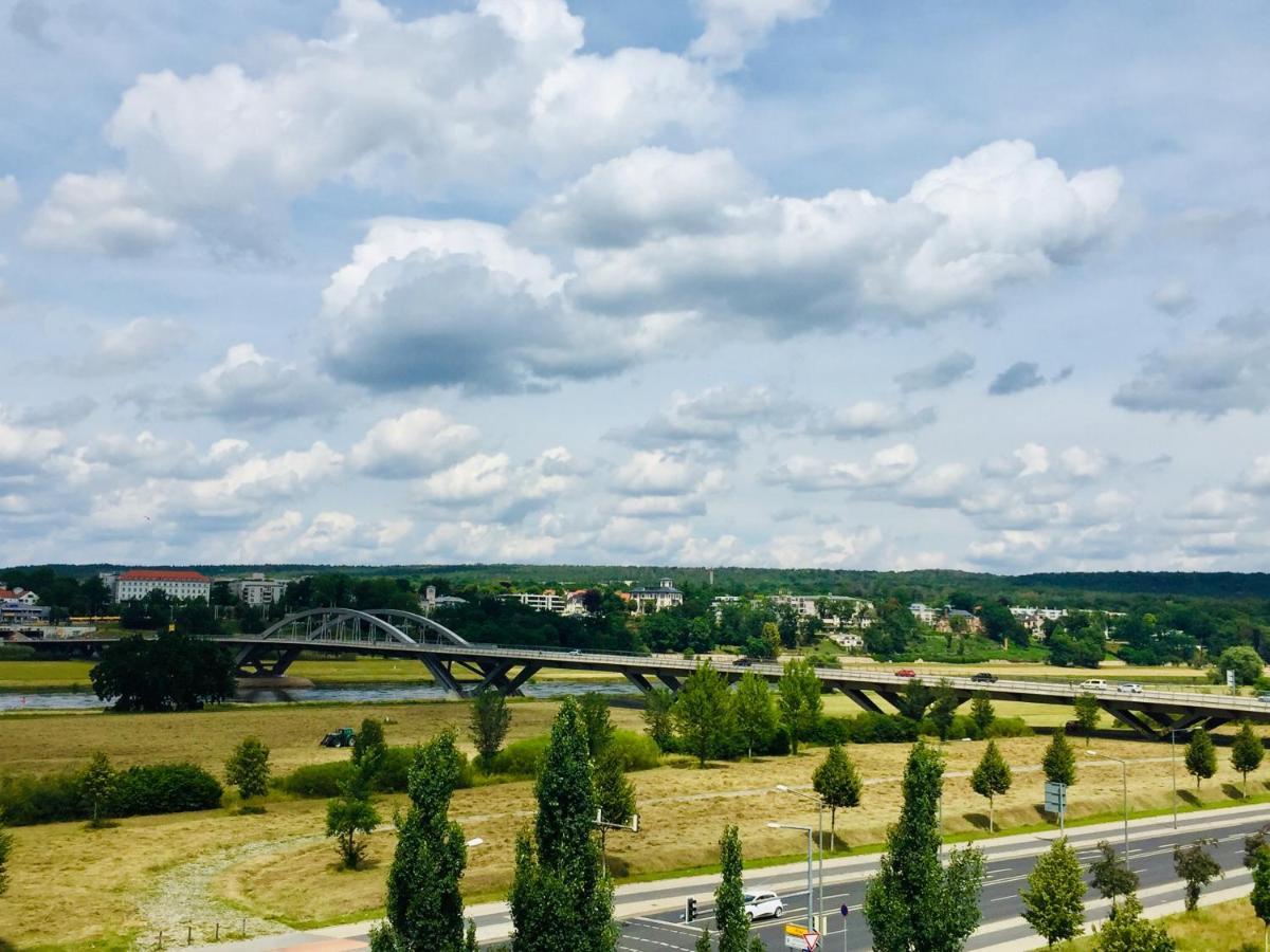 Panoramablick auf Elbe und Schlösser Dresden Exterior foto
